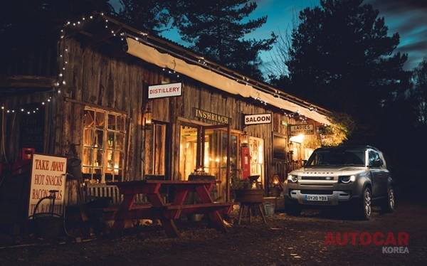 아늑한 바에 앉아 치킨을 기다리는 동안 디펜더는 바깥에서 차갑게 식어갔다