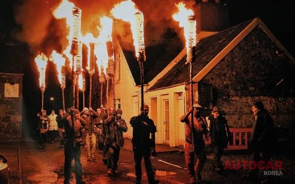 콤리의 플램보는 호그머네이를 축하한다 – 그리고 마녀를 불태운다