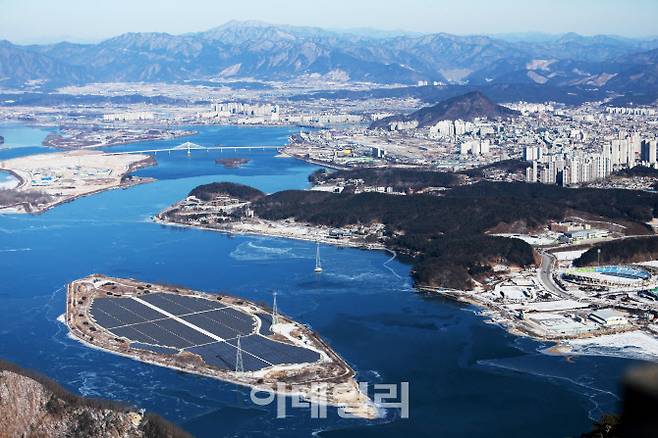 삼악산 정상에서 바라본 춘천시내와 소양강. 소양강 한 복판에 떠 있는 섬이 붕어섬이다.