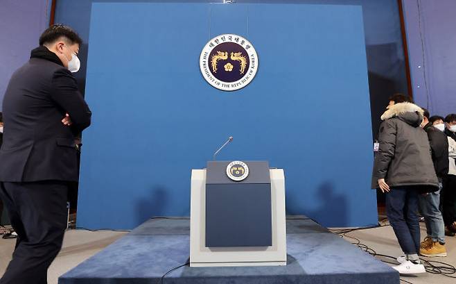 문재인 대통령의 2021 신년 기자회견을 사흘 앞둔 15일 청와대 춘추관에 마련된 기자회견장에서 청와대 및 언론 관계자들이 시설과 방송장비를 설치하고 있다.(사진=연합뉴스)