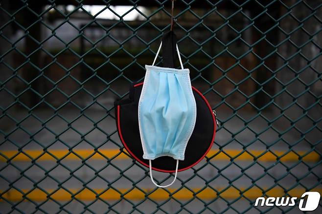 지난해 12월2일 중국 수도 베이징의 한 테니스 코트에 마스크가 걸려 있다.© AFP=뉴스1