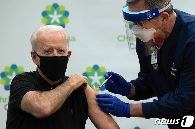 조 바이든 미국 대통령 당선인이 11일(현지시간) 델라웨어주 뉴어크의 한 병원에서 공개적으로 화이자-바이오엔테크의 코로나19 백신 2차 접종을 받고 있다. © AFP=뉴스1 © News1 우동명 기자