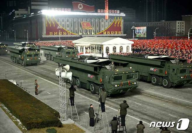 (평양 노동신문=뉴스1) = 북한이 제8차 노동당 대회를 기념하는 군 열병식을 14일 평양 김일성광장에서 열었다고 당 기관지 노동신문이 15일 보도했다. 열병식에는 김정은 당 총비서가 참석했다. [국내에서만 사용가능. 재배포 금지. DB 금지. For Use Only in the Republic of Korea. Redistribution Prohibited] rodongphoto@news1.kr