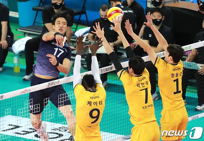 15일 오후 인천계양체육관에서 열린 프로배구 '도드람 2020-2021 V리그' 대한항공과 KB손해보험의 경기에서 대한항공 정지석이 스파이크를 시도하고 있다. 2021.1.15/뉴스1 © News1 구윤성 기자