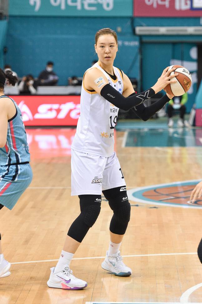 청주 국민은행 박지수가 15일 부천체육관에서 열린 부천 하나원큐와 맞대결에서 패스를 시도하고 있다. 제공 | WKBL
