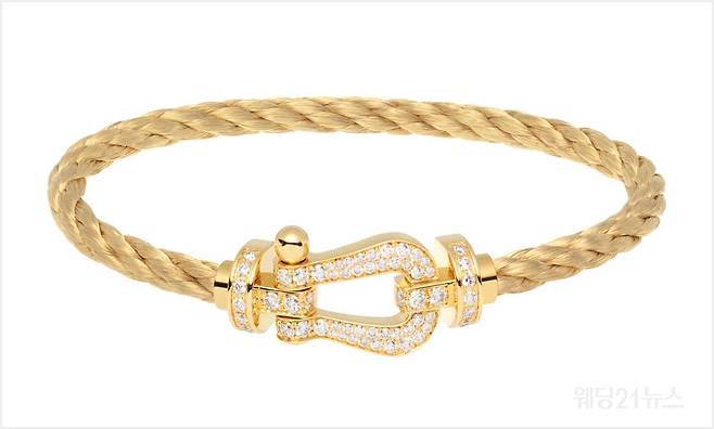 사진 : 18K옐로 골드에 다이아몬드가 파베 세팅된 버클과18K 엘로 골드 케이블로 완성된 포스텐 라지 모델 브레이슬릿