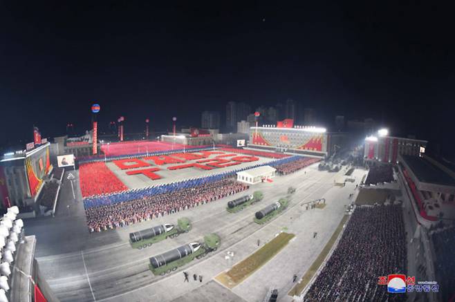 14일 북한 평양에서 당 제8차 대회 기념 열병식이 열렸다고 조선중앙통신이 15일 보도했다. /조선중앙통신 연합뉴스