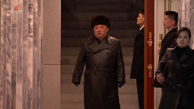 북한이 지난 14일 평양 김일성 광장에서 노동당 8차 대회를 기념하는 열병식을 개최했다고 조선중앙TV가 15일 보도했다. 현송월 선전선동부 부부장이 주석단에 입장하려는 김정은 국무위원장을 수행하고 있다. /조선중앙TV 연합뉴스