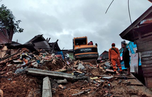 15일(현지시간) 인도네시아 웨스트 술라웨시주에서 규모 6.2의 지진이 발생해 마무주 피해 현장에서 구조대가 실종자를 찾고 있다. 경찰은 이 지진으로 건물 수백 채가 무너져 지금까지 최소 30명이 숨지고 600여 명이 다쳤다고 밝혔다. ⓒ뉴시스