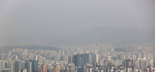 서울 남산에서 바라본 서울시내가 아파트로 빼곡하다. <연합뉴스>