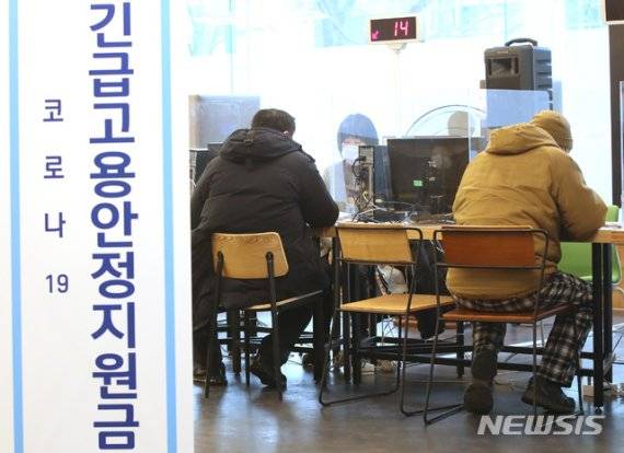 긴급고용안정지원금(3차 재난지원금) 신청 및 지급 첫날인 지난 11일 오전 서울 중구 서울고용노동청에서 특수형태고용노동자, 프리랜서 등이 신청 접수를 하고 있다. 사진=뉴시스