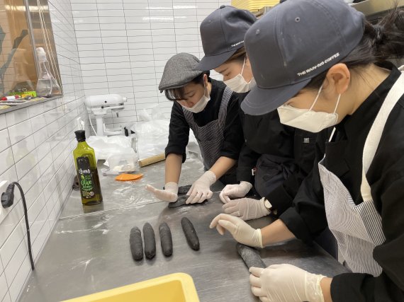 한국남동발전은 지난해 청년일자리 창출을 위해 베이커리 '빵그레' 창업을 지원하는 사회공헌 사업을 진행했다. 창업 청년들이 빵을 만들고 있다. 남동발전 제공