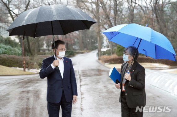 [서울=뉴시스] 문재인 대통령이 15일 청와대 여민관 앞에서 코로나19 예방접종 준비 계획 보고 회의를 마친 후 정은경 질병관리청장과 대화를 나누고 있다. (사진=청와대 제공) 2021.01.15. photo@newsis.com <저작권자ⓒ 공감언론 뉴시스통신사. 무단전재-재배포 금지.> /사진=뉴시스화상