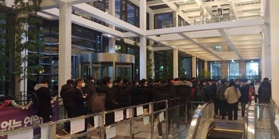 15일 퇴근시간 LG 트윈타워 로비에서 임직원들이 로비에 대기하고 있다. 독자 제공