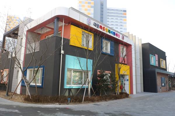 전세형 공공임대주택 단지 안에 밤 9시 30분까지 야간 보육까지 가능한 유치원이 있다. 단지 옆에는 초등학교도 있어 초품아 아파트다.