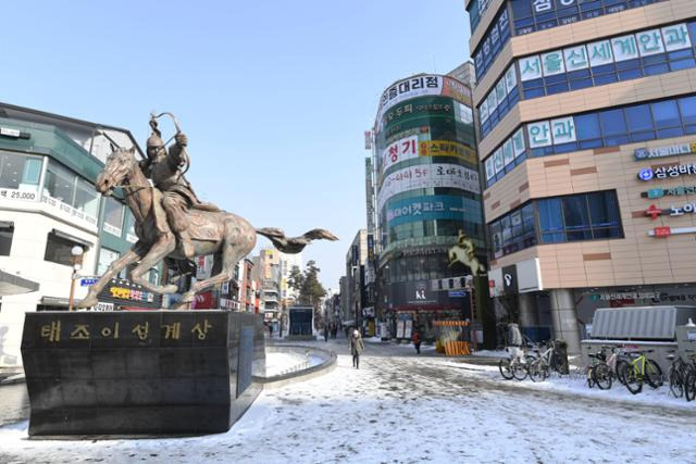 13일 오전 경기 의정부시 행복로 문화의 거리 입구에 말을 탄 채 활을 쏘는 조선 태조 이성계의 기마상이 위용을 뽐내고 있다. 이 거리는 버스와 승용차가 다니던 도로를 걷어내고 보행자 전용 도로로 거듭났다. 배우한 기자