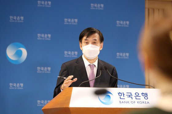 이주열 한국은행 총재가 15일 금융통화위원회 이후 열린 온라인 기자간담회에서 발언하고 있다. 한국은행