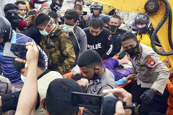 15일(현지시간) 새벽 인도네시인도네시아 술라웨시 서부 마무주 지역에서 진도 6.2의 강진이 발생해 사상자가 속출했다. 이날 구조대원들이 무너진 건물에서 수색작업을 벌이고 있다. [AFP=연합뉴스]