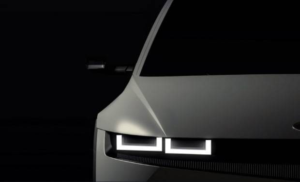 아이오닉5 티저 공개. 현대차는 아이오닉5의 사이드 미러를 카메라로 대체했다. 사진 = 현대차