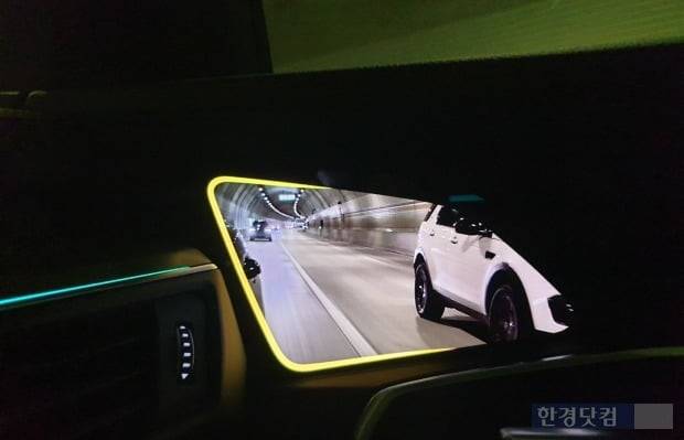 아우디 e-트론 차 문 안쪽에 장착된 디스플레이. 차량 밖 설치된 카메라가 찍은 화면을 보여준다. 사진 = 오세성 한경닷컴 기자