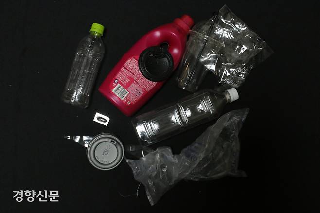 이틀 동안 기자가 사용한 플라스틱 쓰레기를 모아 봤다. 투명 페트병부터 테이크아웃 커피잔의 뚜껑, 비닐까지 다양하다. 조해람 기자