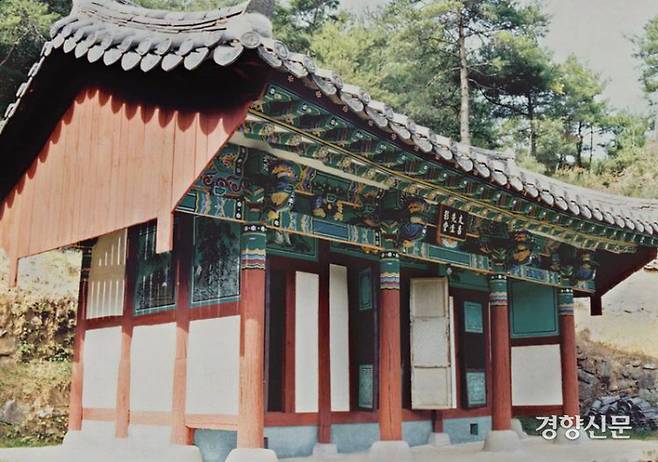 고운 최치원 선생의 진영을 모셨던 경남 하동 운암영당. 진영은 처음엔 쌍계사에서 보존돼있다가 1825년(순조 25년) 금천사를 거쳤고, 1868년(고종 24년) 서원철폐령에 의하여 하동향교로 이동했다가 1924년 이곳 운암영당으로 옮겼다. |문화재청 촬영