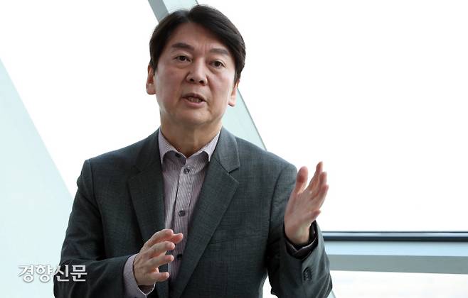 지난 12일 서울 여의도 국민의당 당대표실에서 안철수 대표가 서울시장 보궐선거에서 야권 단일화 등에 대한 생각을 이야기하고 있다. 그는 “경선을 통한 단일 후보는 국민의힘이나 국민의당이 아닌 야권단일후보 이름으로 선거를 치러야 한다”고 주장했다. 권호욱 선임기자 biggun@kyunghyang.com