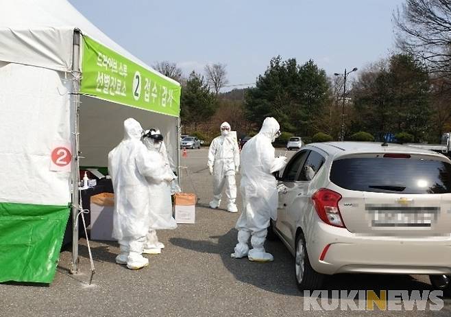 ▲코로나19 선별진료소 드라이브 스루 검사 모습.