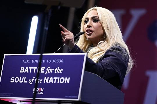 바이든 지지 연설하는 팝스타 레이디 가가. AP뉴시스