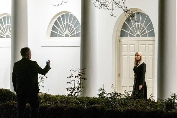 도널드 트럼프 미국 대통령의 장녀 이방카 선임보좌관이 지난 5일 백악관에서 포즈를 취하고 있다. 왼쪽은 댄 스카비노 백악관 소셜미디어국장. AP 연합뉴스