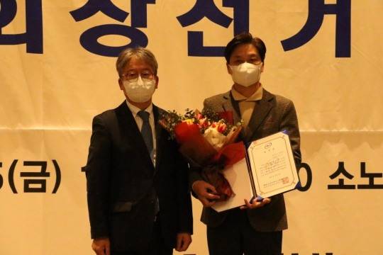 이계왕 국제소프트테니스연맹 회장직무대행 겸 대한소프트테니스협회 회장이 제27대 협회장으로 당선된 정인선 실업연맹 회장에게 축하 꽃다발을 전달한 뒤 기념촬영을 했다.