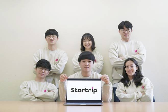 스타트립 이민우 대표(앞줄 가운데)와 직원들.