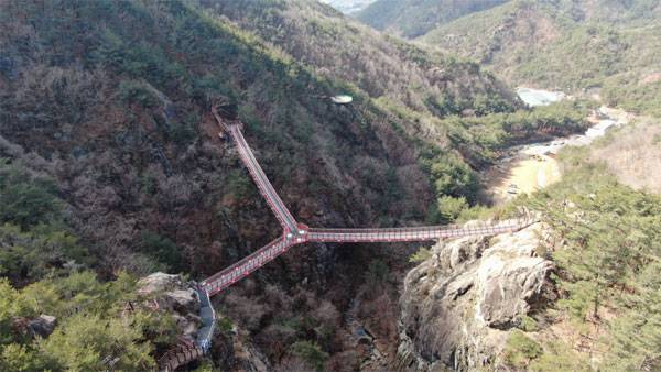 거창 우두산의 Y자 출렁 다리. [사진제공 = 거창군청]