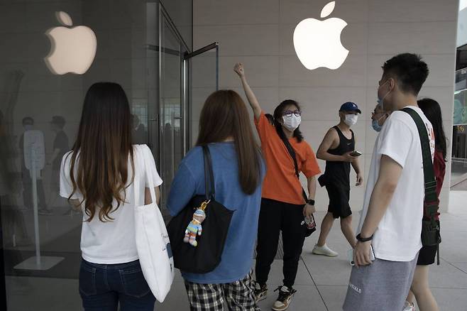 [베이징=AP/뉴시스]17일 중국 베이징 싼리툰 거리에서 신규 개점한 애플의 플래그십 매장에 애플 팬들이 몰려들고 있다. 중국 국가통계국은 코로나19 여파로 지난 1분기 경제성장률이 마이너스 6.8%까지 추락했던 중국 경제가 2분기에는 지난해 같은 기간보다 3.2% 반등했다고 발표했다. 2020.07.17.