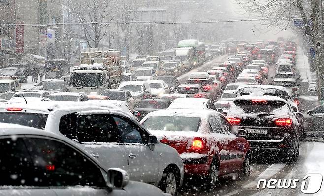 폭설이 내리고 있는 12일 오후 서울 서초구 교대역 인근 도로가 폭설로 인해 교통체증을 보이고 있다. /사진=뉴스1