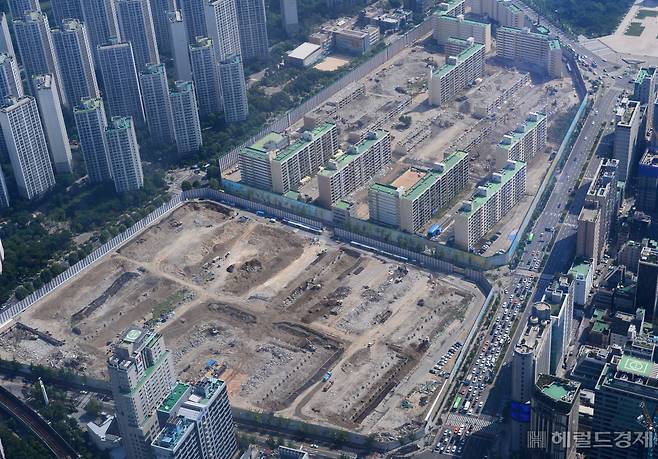 공공재건축을 추진할 경우 공급 가구수가 평균 58% 늘어나고 조합원의 분담금이 평균 37% 감소하는 등 사업성이 크게 개선된다는 사전 컨설팅 결과가 나왔다. 다만, 대단지의 대거 이탈로 소규모 단지로만 사전 컨설팅이 이뤄져 공공재건축을 통해 향후 5년간 5만 가구를 공급하겠다는 정부의 계획이 차질을 빚게 될 것으로 보인다. 사진은 서울의 한 재건축 단지 모습. [헤럴드경제DB]