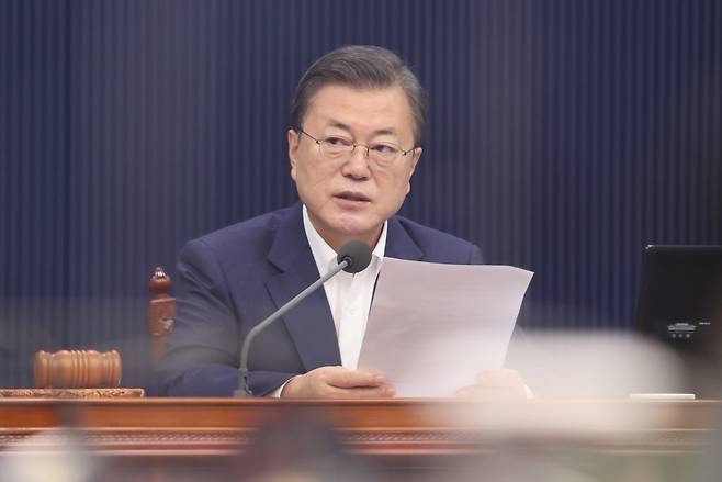 문재인 대통령은 조만간 있을 신년기자회견에서 두 전직 대통령 사면에 대한 입장을 내놓을 것으로 알려졌다. [연합]