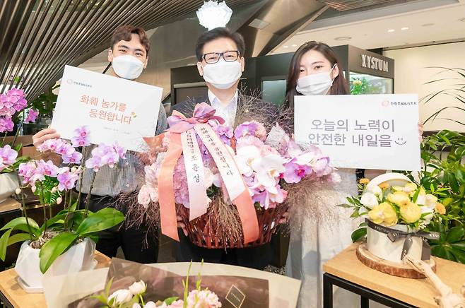 지난해 7월 한화호텔앤드리조트 문석(가운데) 대표의 플라워버킷 챌린지