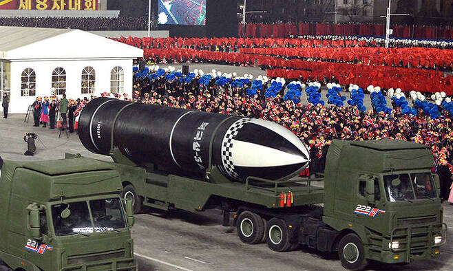 14일 북한이 당 제8차 대회 기념 열병식에서 '북극성-5ㅅ'문구로 추정되는 신형 추정 잠수함발사탄도미사일(SLBM)을 공개했다. [연합]