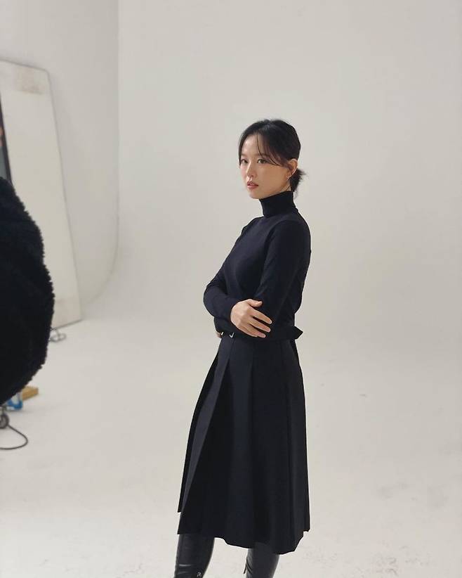 Actor Kang Han-Na showed off her chic charm.Kang Han-Na posted several photos on his Instagram on January 14 without any comment.Kang Han-Na, in the public photo, is wearing a black dress with an emphasis on the waist line and is working on filming the picture. It emits a chic yet elegant atmosphere and captivates the attention with sophisticated visuals.Meanwhile, Kang Han-Na will appear in TVNs new drama The Falling Living scheduled to air this year.