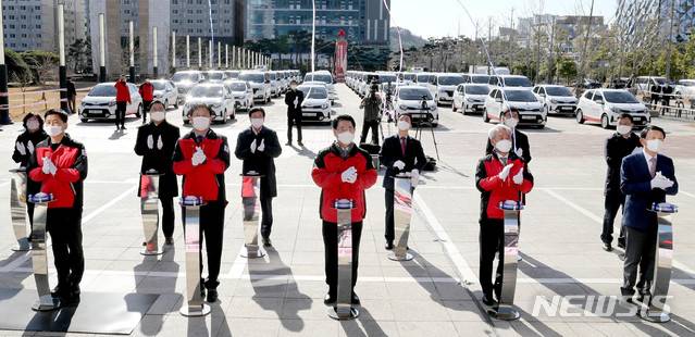 [무안=뉴시스] 변재훈 기자 = 전남사회복지공동모금회는 1일 전남도청 광장에서 '희망2021나눔캠페인' 출범식을 열고 사랑의 온도탑을 제막했다. (사진=전남사회복지공동모금회 제공) 2020.12.01. photo@newsis.com