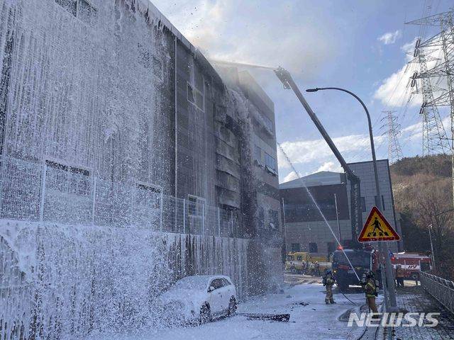 [부산=뉴시스] 15일 오후 1시 9분께 부산 기장군의 한 창고 건물에서 불이 났다. (사진=부산소방재난본부 제공)