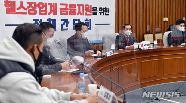 [서울=뉴시스]최동준 기자 = 이종배 국민의힘 정책위의장이 15일 오전 서울 여의도 국회에서 열린 헬스장 업계 금융지원을 위한 정책간담회에서 인사말을 하고 있다. (공동취재사진) 2021.01.15. photo@newsis.com