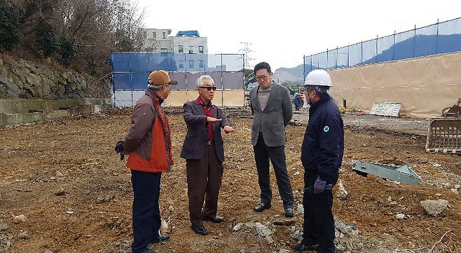 지난해 1월 여수상의 박용하 회장(왼쪽에서 두번째)이 신회관 건축 현장에서 공사 관계자들과 의견을 나누고 있다. 여수상의 제공