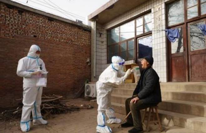 중국 허베이성 스자좡의 코로나19 검사. 연합뉴스