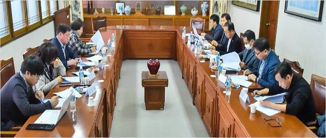 제주CBS와 제주MBC·제주일보·제주의소리 등 제주지역 언론4사가 지난해 2월 제주MBC 회의실에서 선거보도자문단(위원장 현진성) 2차 회의를 열어 제21대 총선 7대 어젠다를 확정했다.  제주도기자협회 제공