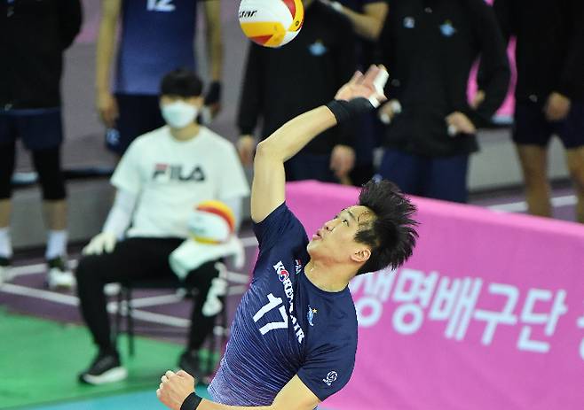스파이크 서브를 시도하는 대한항공 임동혁. 한국배구연맹 제공