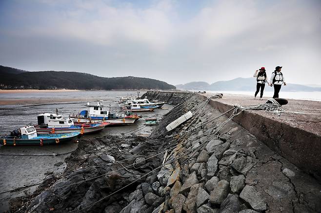 진1리 포구. 조수간만의 차가 커 바다는 금세 갯벌로 변하기도 한다.