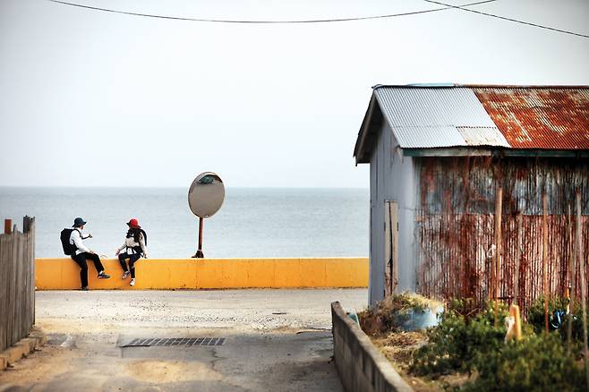 덕적도와 다리가 연결된 부속 섬인 소야도 큰말(선촌항). 한적한 섬마을 특유의 낭만이 있다.
