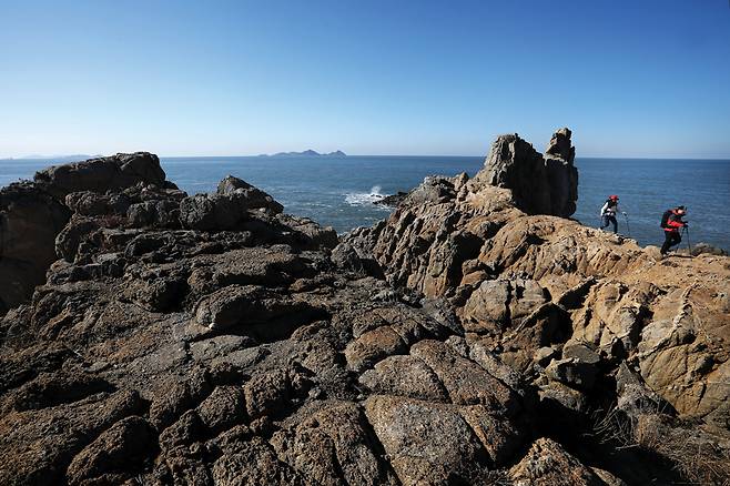 바갓수로봉 끝까지 가면 바다에 이르게 된다. 멀리 정면으로 보이는 섬이 굴업도.